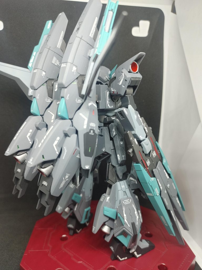 テルティウムの特徴的な脚部を背面ブースターに見立てました 