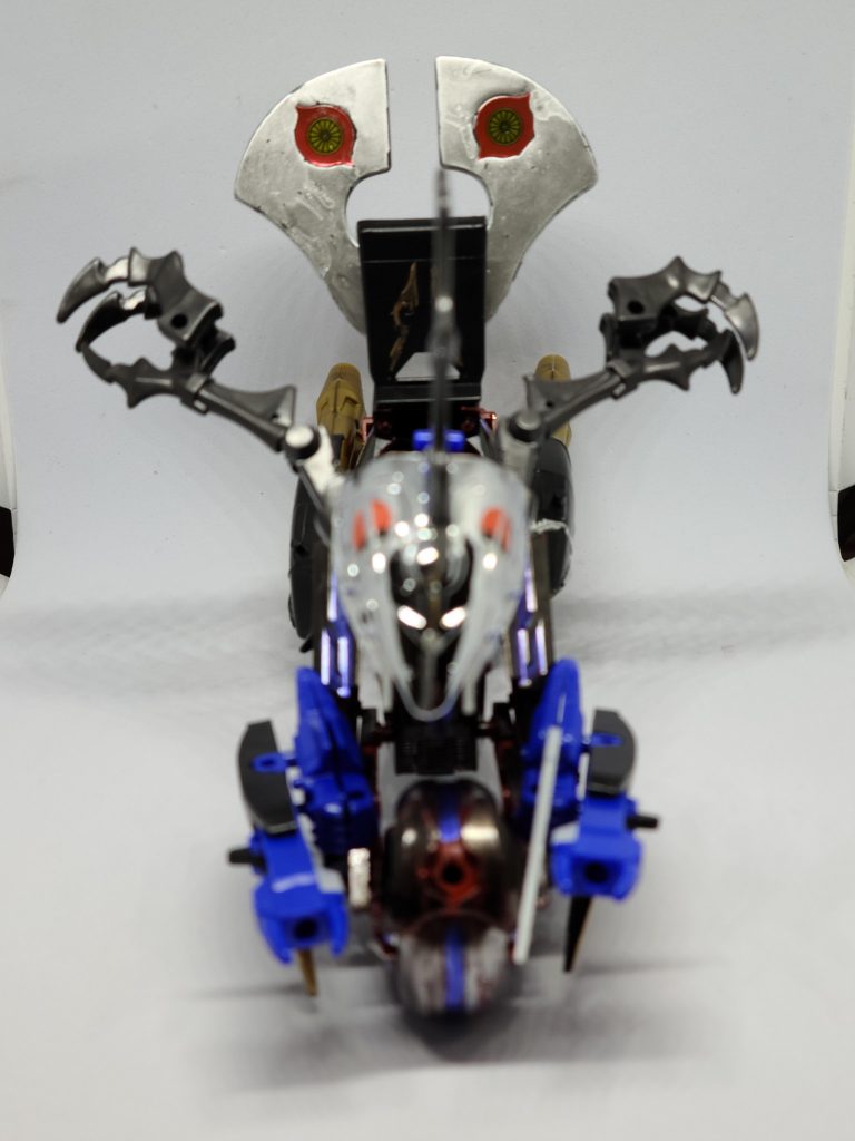 前からわかりづらいと思いますがギャザズはハンドルです。黒魔神の腰垂れをシートの背もたれにし、黒星砲をフロントタイヤに装備してします。フロントタイヤが小さすぎる気もします