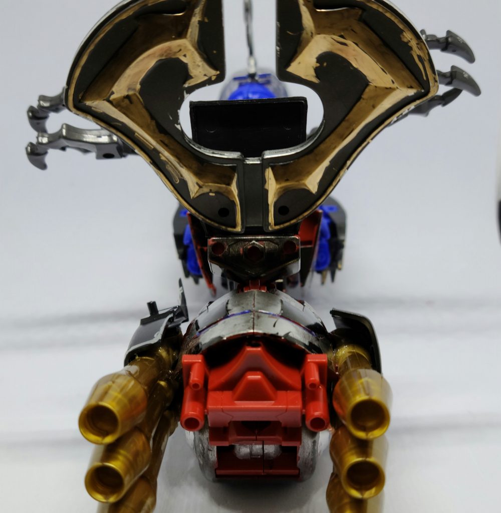 後ろから董卓ザクの肩パーツをバイクのマフラーに見立てています。