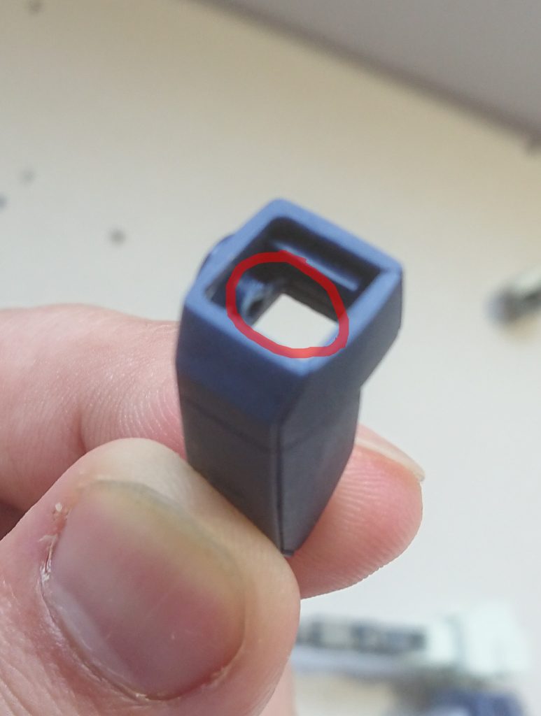 袖部分は合わせ目を横に寄せて目立たなくはしてますが、合わせ目とわかる程度には目立つので合わせ目消し。その場合内部のピンを切り落としてやれば後ハメ可能となります。ただ固定がパーツの渋みだけになるので、必要であれば要接着