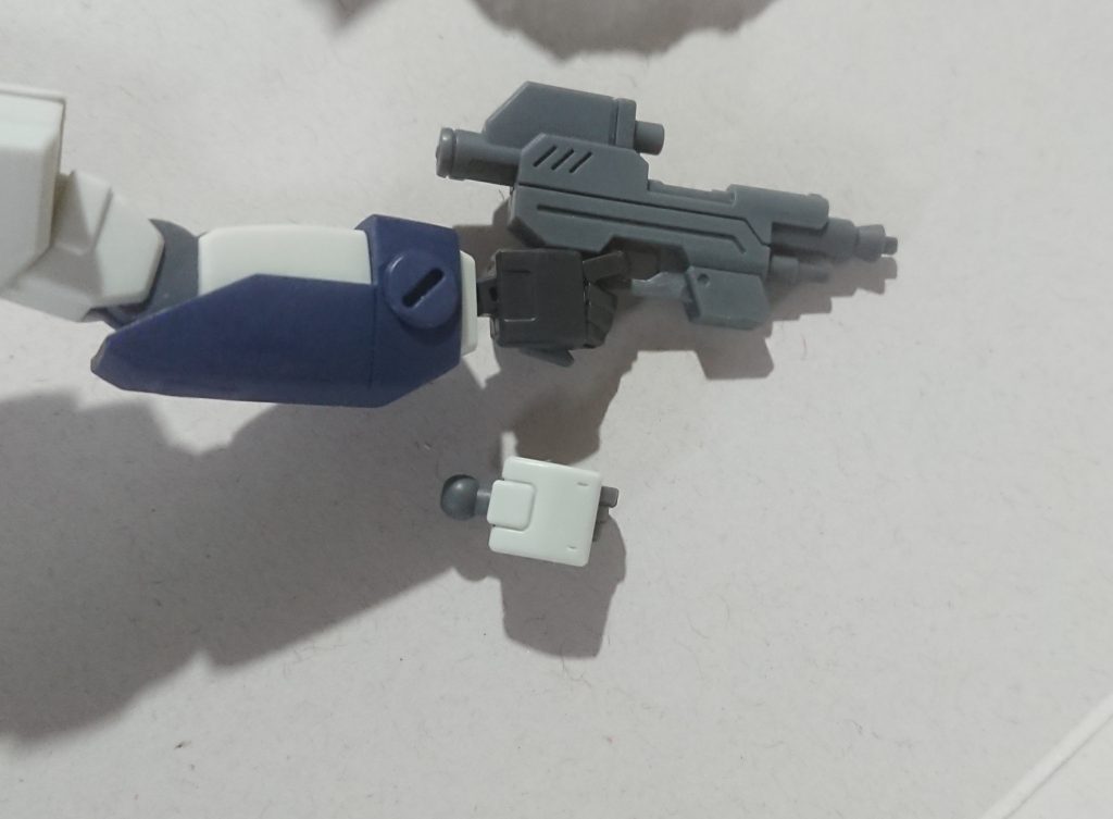 手首はシステムウェポンのストライクバズーカ&ビームライフル用を流用。しかしご覧の通りディテールが違う(宇宙世紀連邦系手首ディテールになってる)ので、この後プラ板貼ったり筋掘ったりしてディテール変更。ついでに長すぎた軸部分を切り飛ばして真鍮線を入れて接続して短縮化