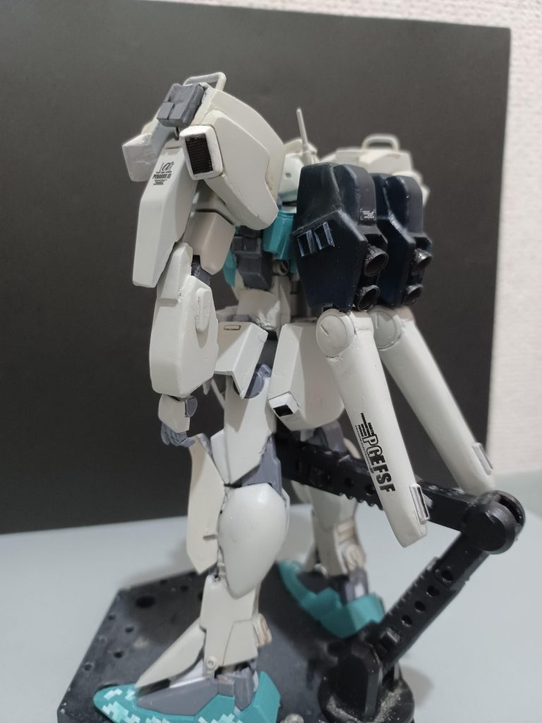 バックパックはSガンダムのそれを切り刻んでそれらしく作ってます。
