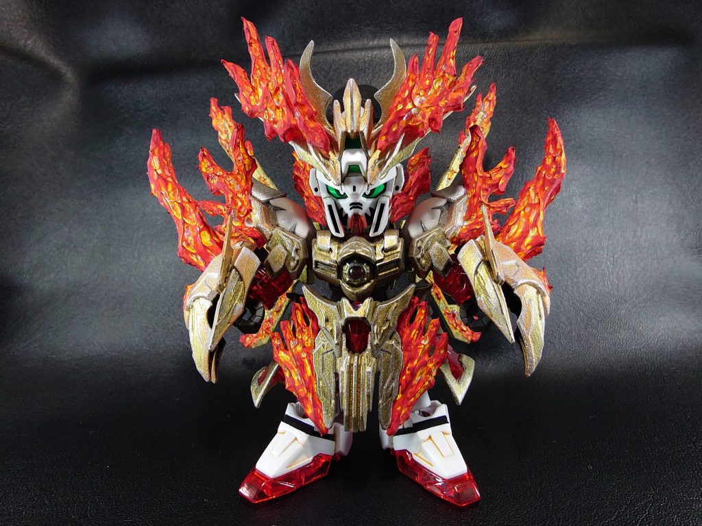 燃え盛る炎をイメージして塗装しています。金銀は粒子の荒い塗料を使用し鋳肌っぽい質感が出るように塗装しました。