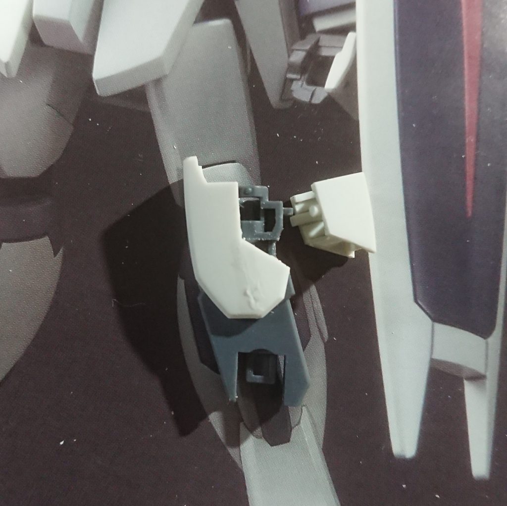 太ももの下半分も合わせ目になるので分割線の変更で対応発売直後は、SNSなんかで合わせ目が出ないキットという評判をよく目にしましたが、近年のHGとしては普通にそこそこ合わせ目が出るし、消そうとしたらそれなりに工作が必要になるキットだなと