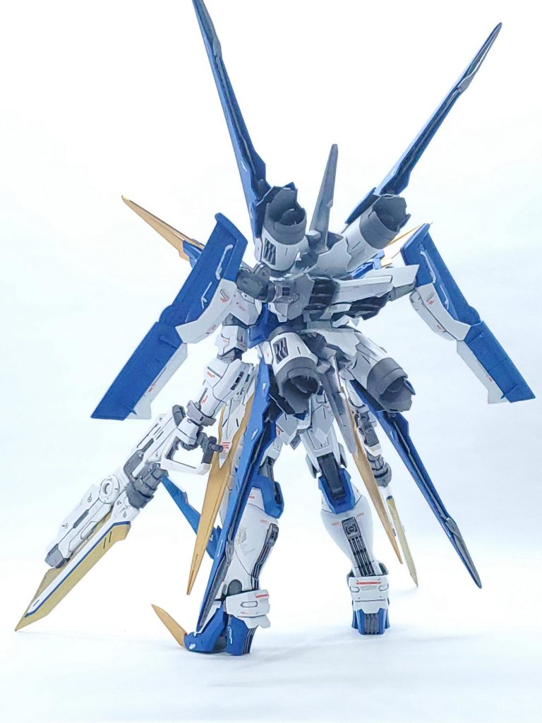 バックパックは悩んだ結果ストライカーパックを軸にアストレイフライトユニット×2をミキシングしました放射状にトッキントッキンした感じにしたかったので上下挟み込むようなかんじになりました。