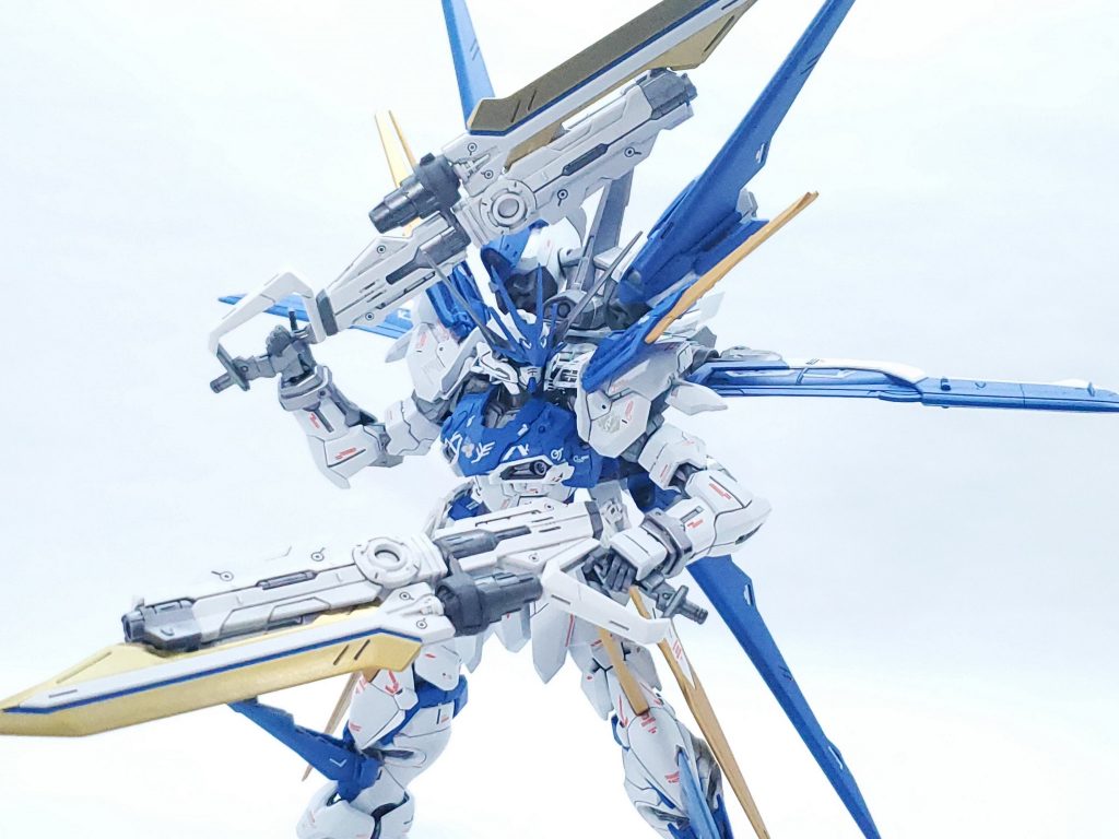 何かいい武器無いかと武器庫あさくってたらカレトヴルッフがあったので採用、ごちゃごちゃしてる部分を切り取り加工して刃が長い方を下にできる用に改造しました。