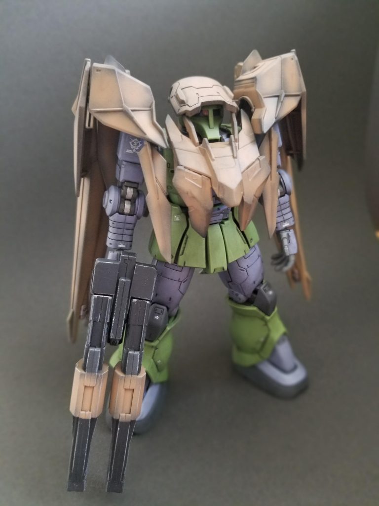 正面ローブ等は黒立ち上げで塗装し、またウェザリングも行っています。写真では分かりにくいですが実際はもっと全体的に暗めです。