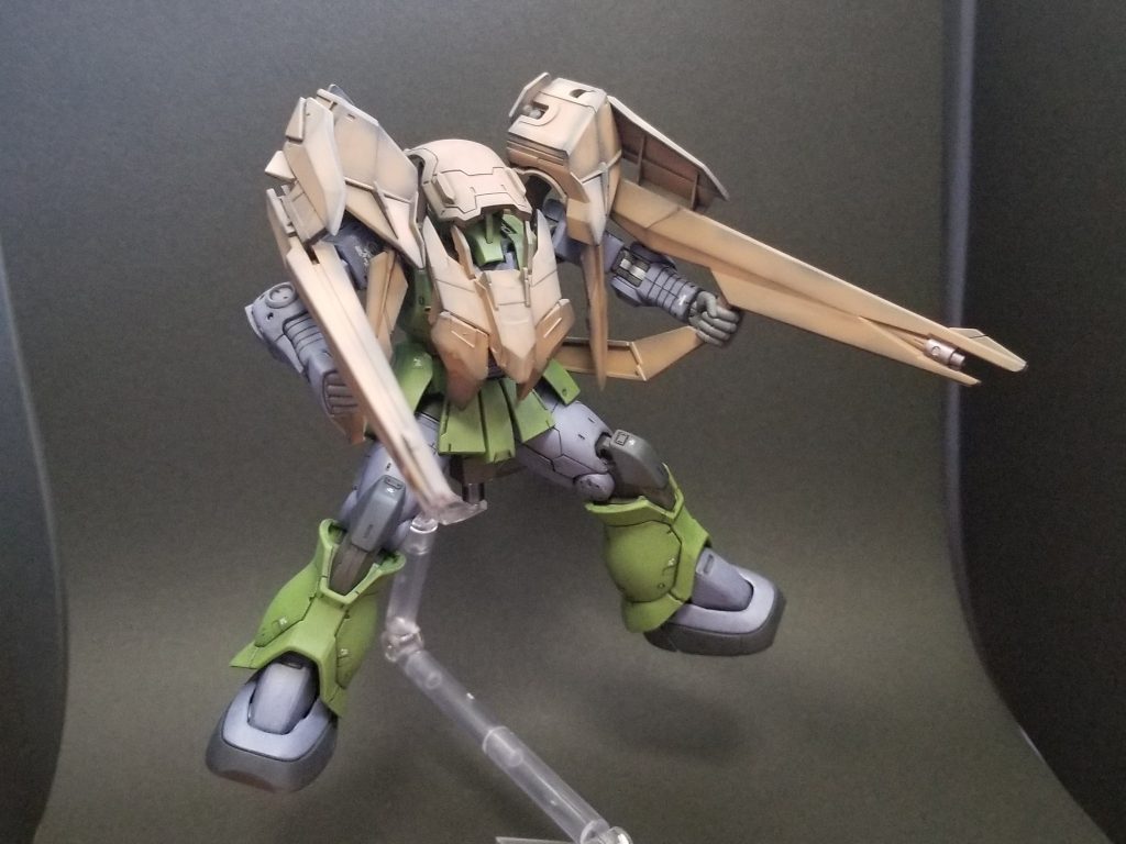 ローブバスター色はローブといえば革みたいな茶色というイメージがあったのでこの色になりました。砲身の前の部分を切り飛ばし、ガンメタで塗装。あれ撃つとき絶対邪魔になると思うんですがねぇ