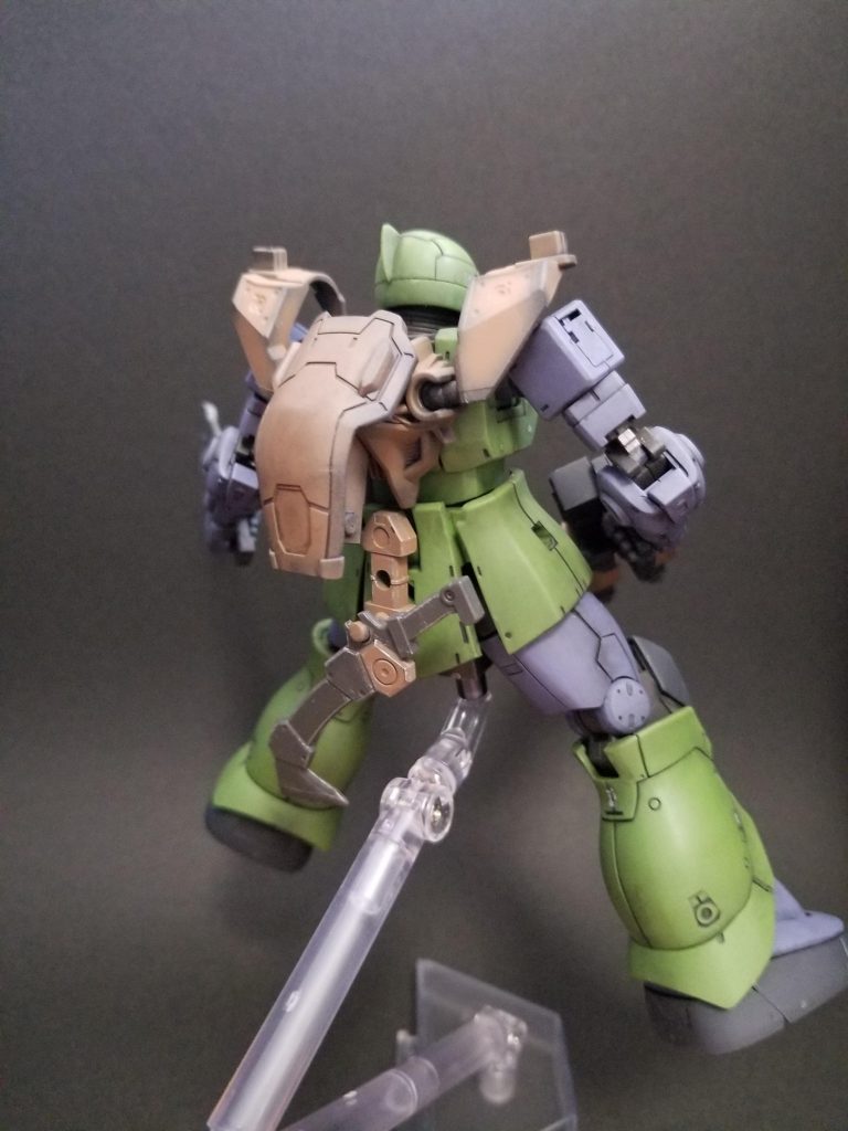 ローブ無し状態ローブは取り外し可能で、フードは写真のように折り畳めます。全面の装甲は磁石仕込んで着脱を楽にしています。ザクI本体はウォッシングをしています。