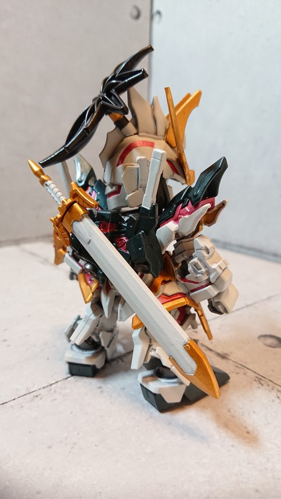 剣はジャスティスナイトのものを。バックパックも余り物から。肩とつま先の色は黒ほど主張せず関羽の緑と被らない色と言うことで焼き海苔みたいな色になりました。