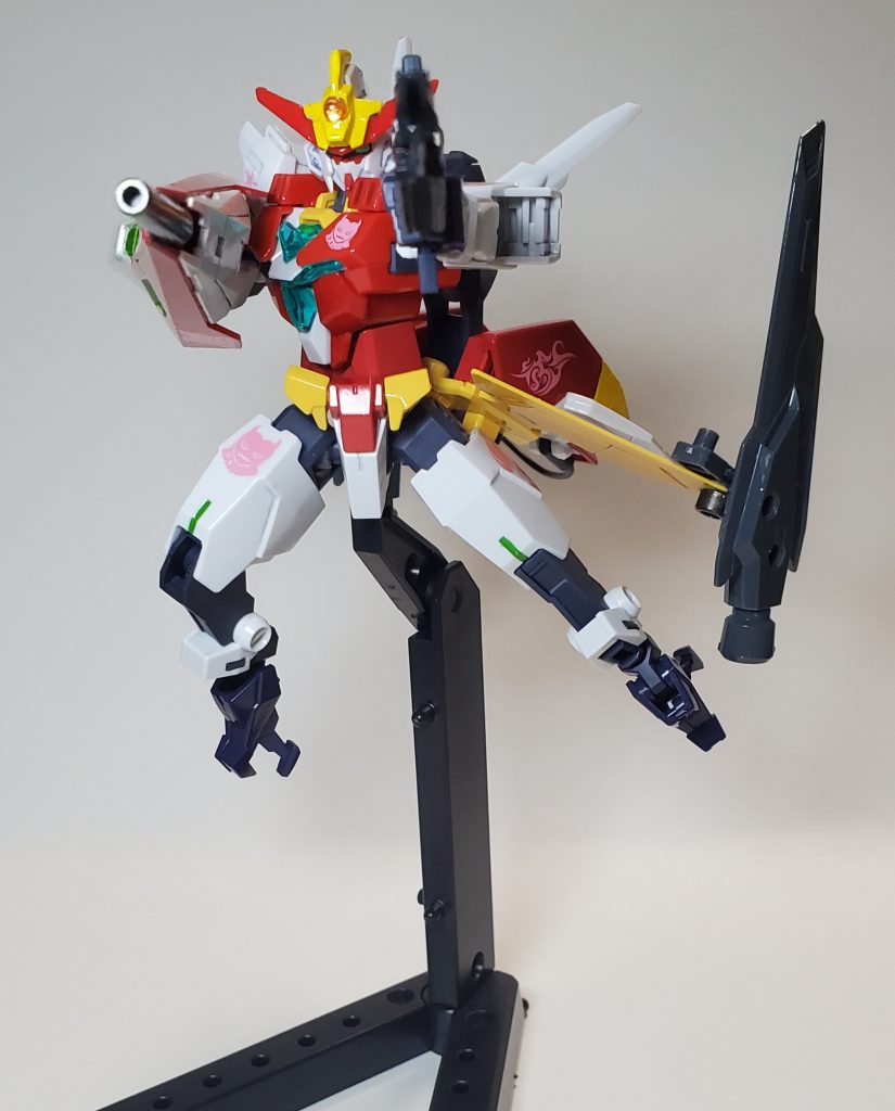 こちらもシールドでもある機首に砲身が仕込まれており、機体からケーブルでエネルギーを供給する。単発のビームライフルやマシンガンなど、モードを切り替えて使用できる。元々のコアスプレーガンは低威力の連射式に変更。ばら撒き牽制に使用される。