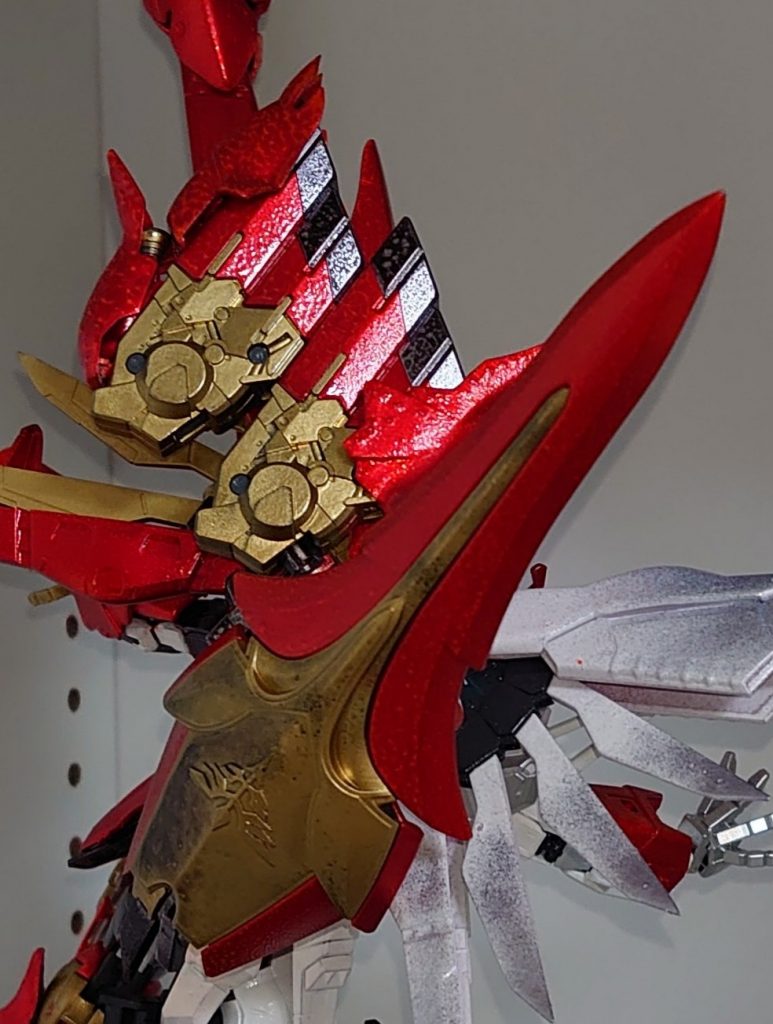 背中はこんな感じ、デスティニーの武装を取り付けるパーツを利用しています