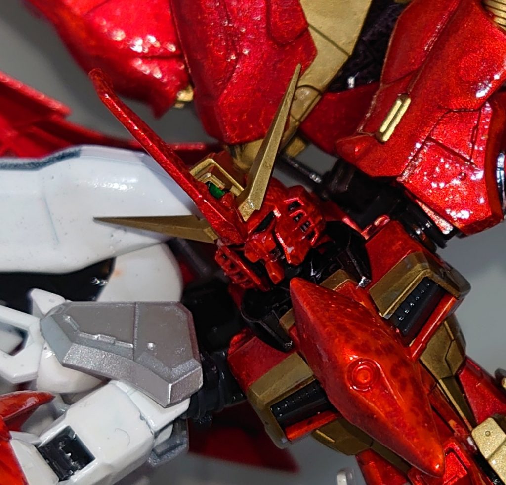 ガンダムマーカーとトップコートを乾く前に吹いたりして、より禍々しく、虫のように、ベタベタ感をあえて出しています顔も、あえて口周りのパーツを付けていませんシナンジュのトサカを移植してます