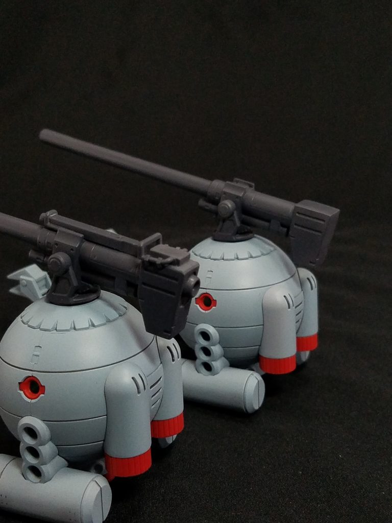 キャノン砲の比較。手前がキットのまま、奥が加工したものです。