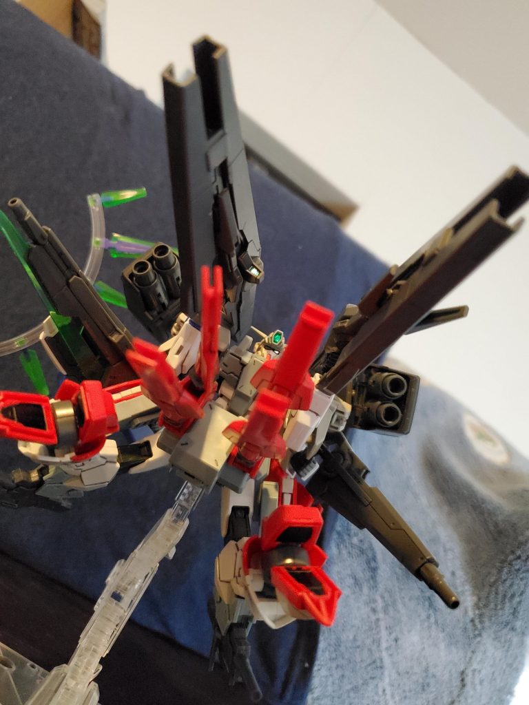 腰を回しただけの簡易変形で腰後ろの大型ファングも前面に回したフルバーストモードになります。