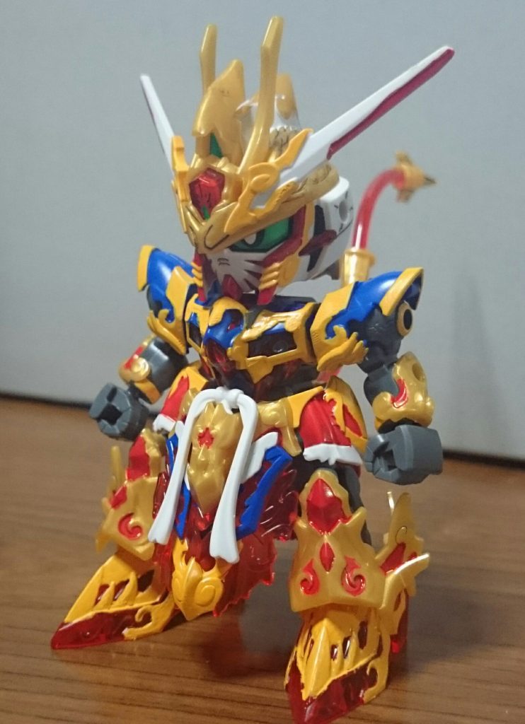 ・悟空インパルスガンダム演者はインパルス&孫悟空(ドラゴンボールではない)ゴールドの箇所はイエローで塗装してるっス。塗装箇所は…・イエロー……たくさん。すっごいたくさん。先々週開封したイエローのマーカーが切れました☆・レッド……足、腰、頭部、前腕・ホワイト……腰……etc.三国創傑伝はどこか1、2箇所のパーツ分けを限界まで頑張ってシールは最小限といった感じなんスけど、ヒーローズのキットはパーツ分けをある程度諦めて、シールに全振り(なお、全ては補えてない)って感じスね創傑伝とヒーローズではキットの方針？がまるで違うっスねぶっちゃけ今までのように全てを塗装しようとなると、かなりの覚悟が必要っス…もうドMになりきれば塗りきれるとかいうレベルこえてる……   