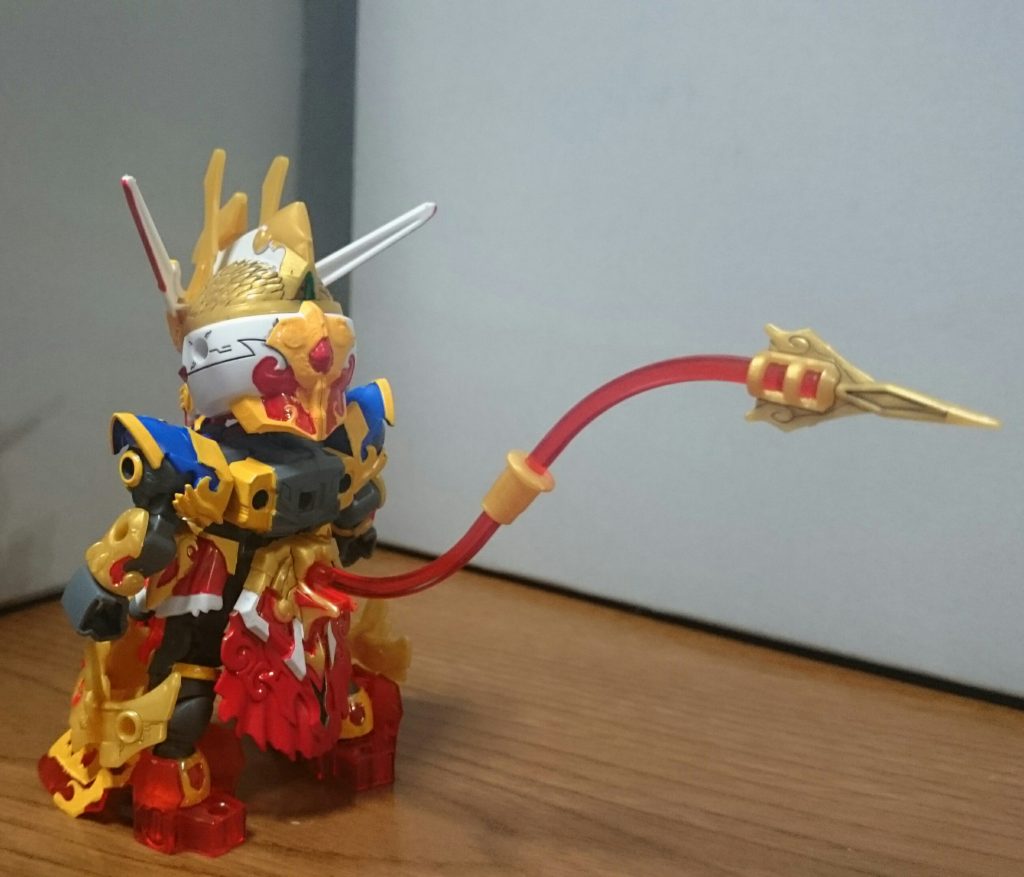 ・背面尻尾ながーいリアアーマーはこのように赤多めなんスけど、実際は金一色単色っス