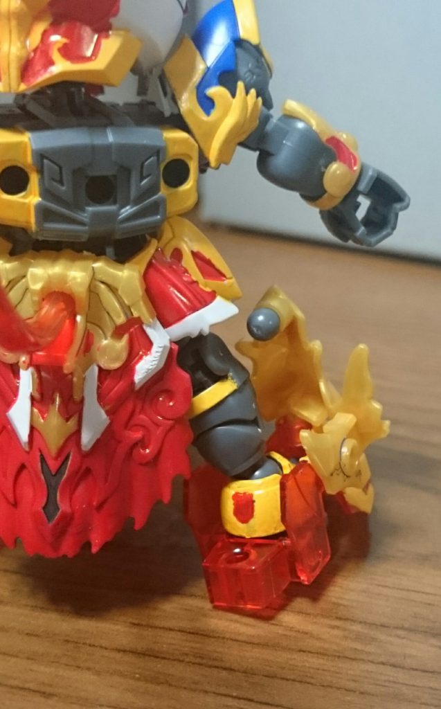 悟空の戦闘スタイルは足技メインのようで、足首にスイングギミックがあるっスよく動くよく動く