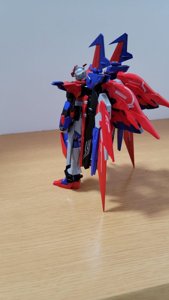 正面とバック。 ベースはラブファントムで、武装は太刀1×1太刀2×1ライフル×2ナイフ×2シールド×1となっています。