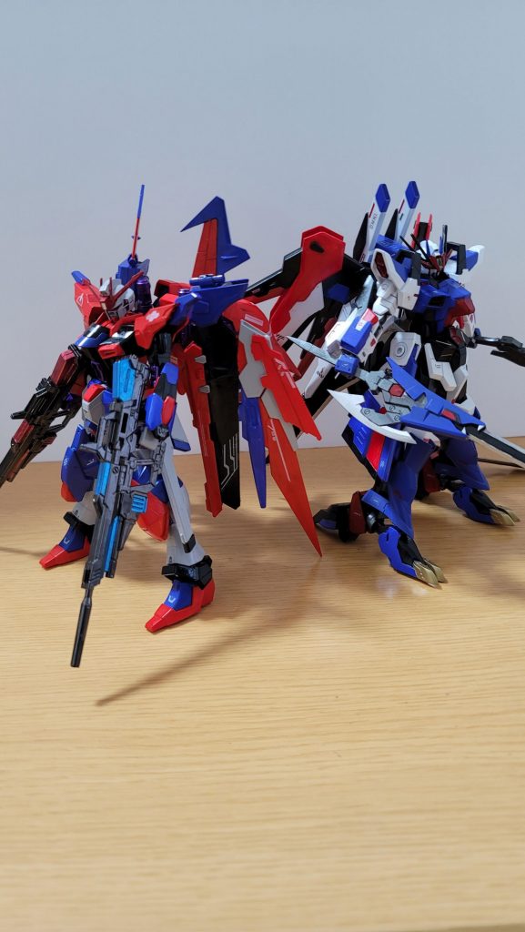 姉妹機のリベリオンとツーショット感覚で塗装したのですが赤と青が地味に反転してていい感じですねw(バックパックを除いて)