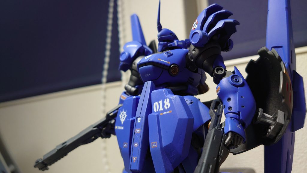 顔パーツは某ガンダムの顔パーツを顎部部分に取り付けて、アンテナも2本追加してみました。肩パーツは、コトブキヤのパーツでイメージを変えてみました。