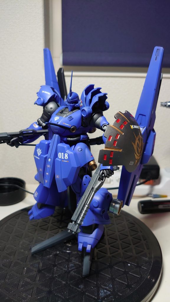 腰パーツは、sガンダムのパーツを移植。盾は、ガチャガチャのザクヘッドで余ったパーツを盾として流用しました。