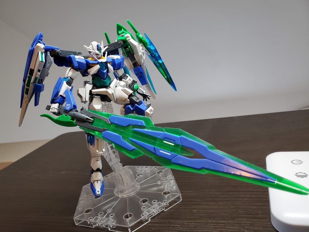 クアンタの代名詞の合体剣もあります。シアクアンタのナックルガードをつけたので、ライフルモードへの変形はできません。