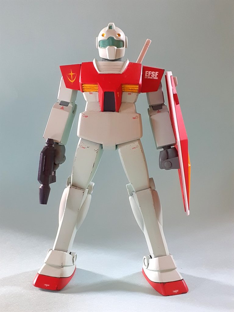 肩幅を垂直にカット、肩アーマーをなで肩になるようにプラ板とパテで成型。