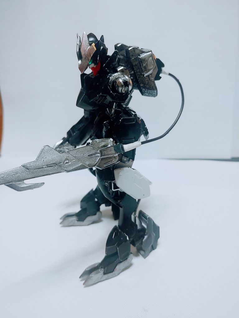 ちなみに反対側は色々といじくってたら、左手が折れてしまいました笑それに、リード線でテイルブレードを繋げるのも適当でテープでぐるぐる巻きにしただけと言う笑