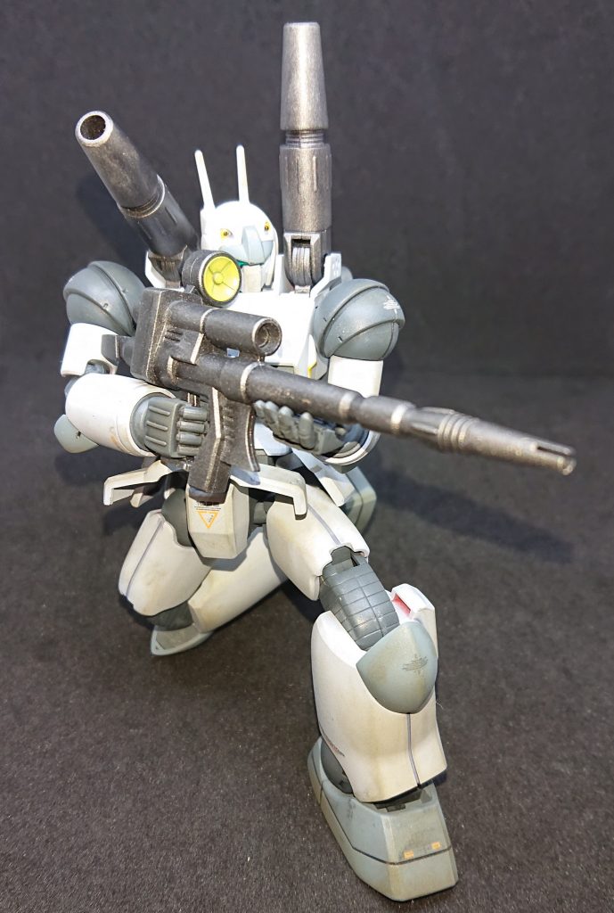 立ち膝でビームライフルを構えるポーズもばっちり決まります。