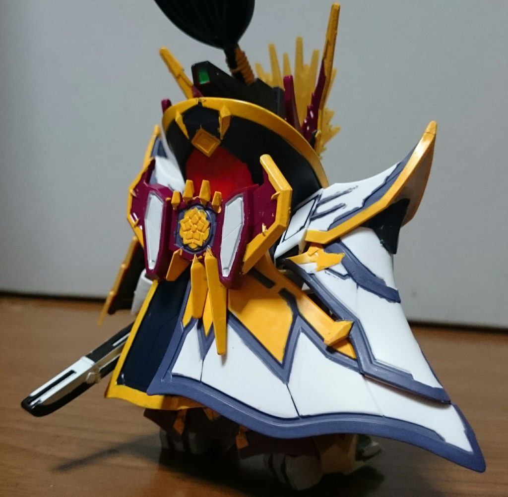 ・背面この背中の白いマント。イエローやメカグレー、さらに裏側をレッドで塗装してるんスけど、ぜーんぶ白一色っス…ついでに言うと、もっとやばいのがリアアーマーと後頭部。特に後頭部は散々ツイッターで愚痴ったんスけど、襟やマントが邪魔でこの2箇所の塗装例がわからない！！リアアーマーは軍馬の商品ページで奇跡的にわかったんスけど(信長のページで分かれよという)、後頭部はいくら探しても分からず、どうせ襟で見えないんだし？と、アニメとかで判明するまで放置することに…まぁ諦めも肝心！見えないし！