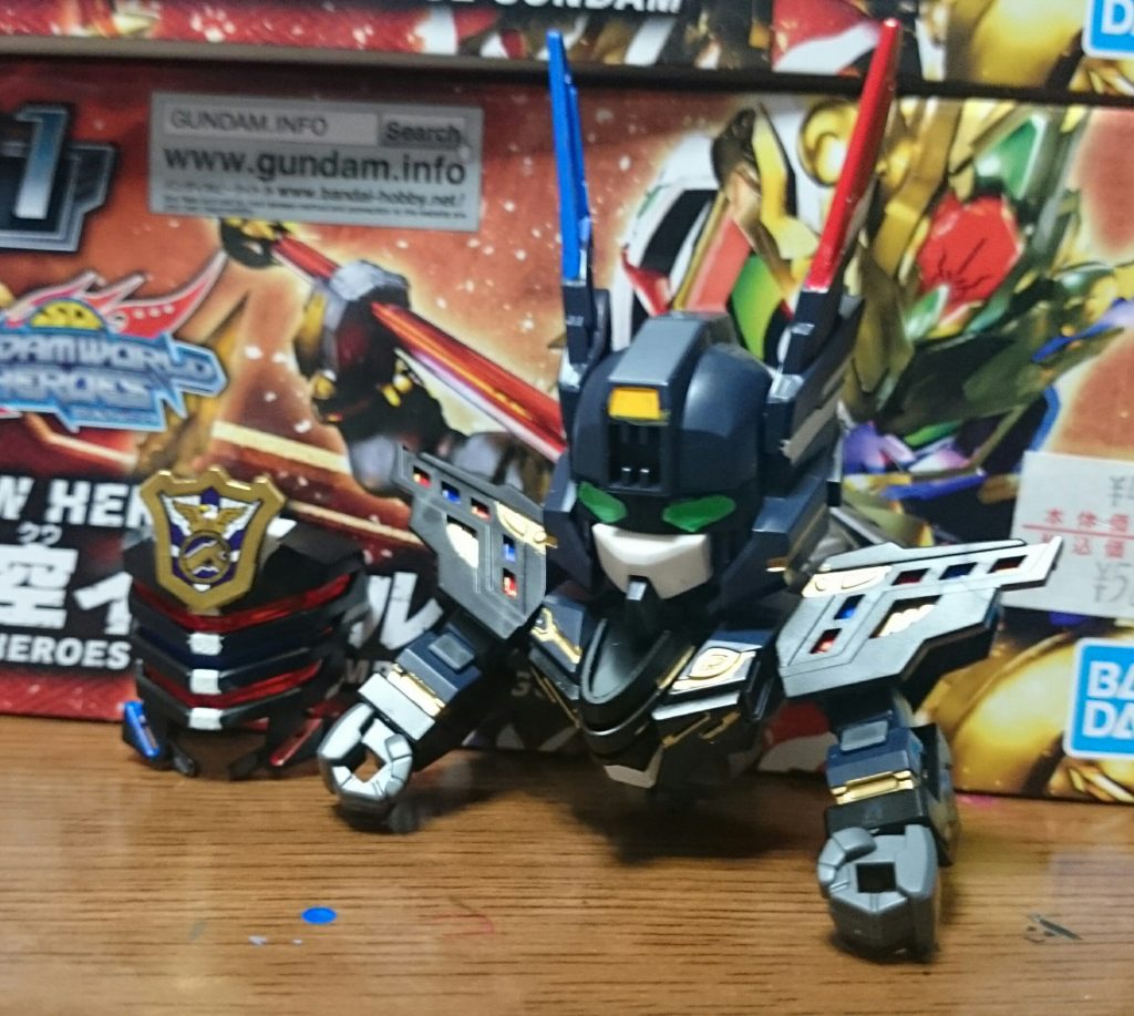 おまけ。バイザーを外すとその下にはツインアイが!ヒーローズでは仮面がキーアイテムとなるらしいし、1話で使った武装やバイクとかと一緒に別の仮面が発売されるんスかねぇ