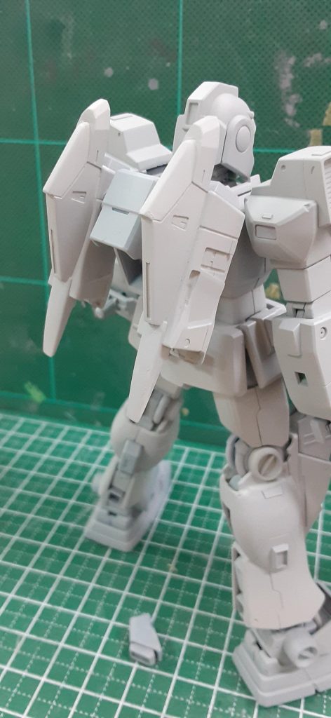 バックパックはネモのものを左右の小スラスターを切り取って、かわりに前回ステイメンで余ったコアファイターのパーツを一軸で追加しています。