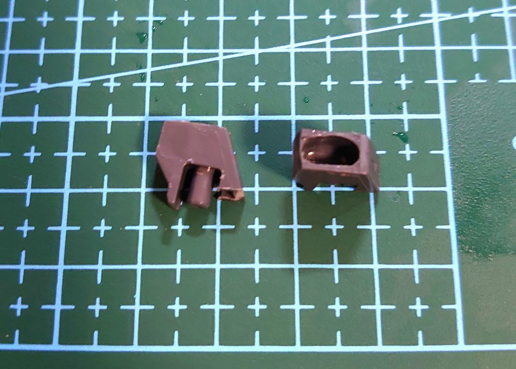 膝の接続は、ヴェルデバスターの膝関節をカット&穴開けしてジョイントを作り、ナミの膝とヴェルデバスターの足を接着させてます。