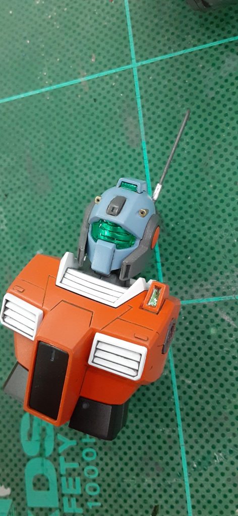 胸部はジムⅢ。おとなしめの筋彫りを追加してみました。頭部アンテナはラリーカーの余剰パーツです。