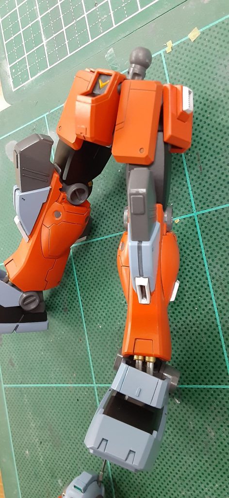 腰部はRX-78のふんどしにネモのフロントアーマー。脚部はほぼジムⅢで、足首以下下駄まではジムクゥエルのものを加工して使用しています。足首シリンダー状のものを追加してます