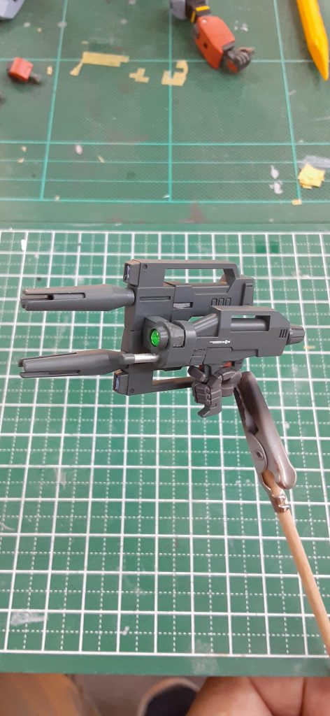 ツインビームライフルはジムⅢのもの、二つを繋ぎ合わせ、リヴァイブRX-78のライフルとミキシングしました。センサー部はラピーの上にクリアレジンです。