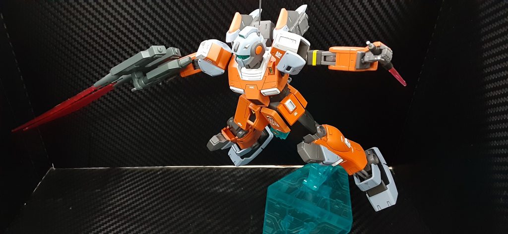 敵のオールレンジ攻撃を掻い潜り、懐に飛び込んで斬撃を繰り出します。ツインビームライフルをゼータのようにサーベル状にできるので、ツインビームサーベルです。予備で、腰裏にビームダガーを一本装備してます。