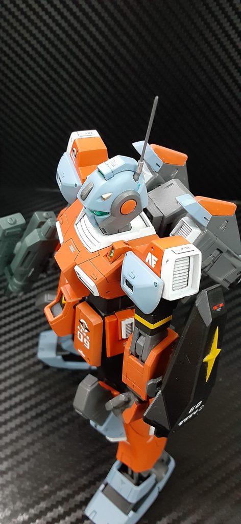 ハイザックシールドを更に切り詰めたショートシールド装備。