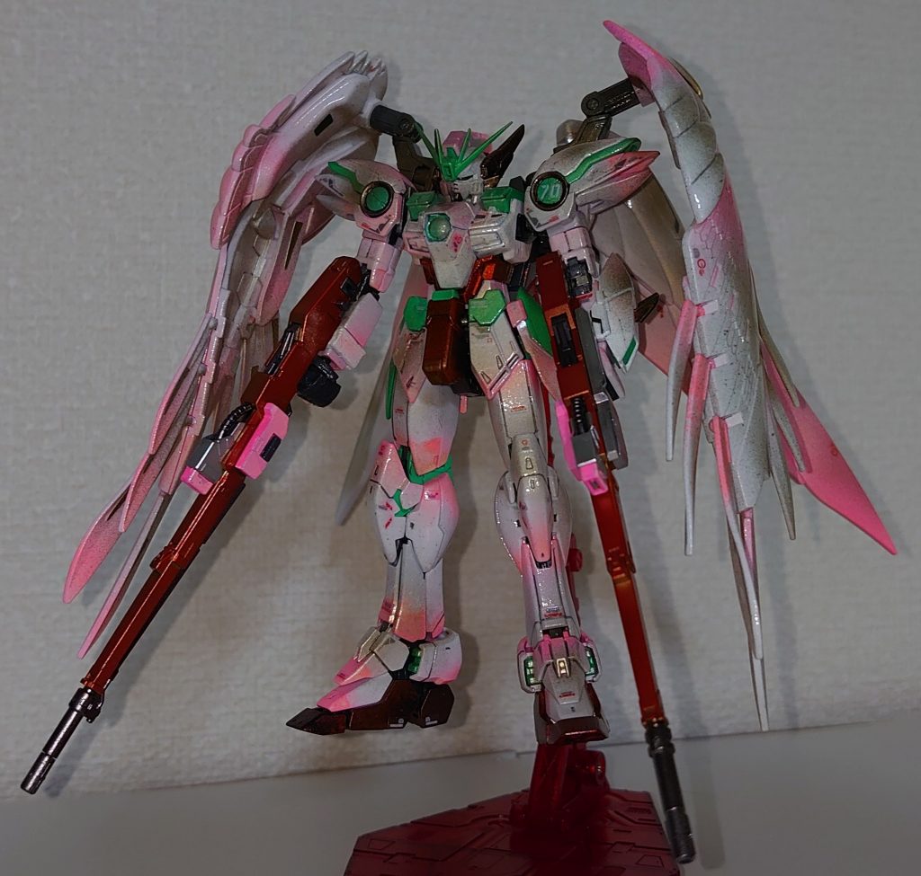 足先や腹部はメタルレッドを噴いてからガンメタリックを被せて『木』をイメージ一部の緑の部分は蛍光グリーンで『葉』をイメージ