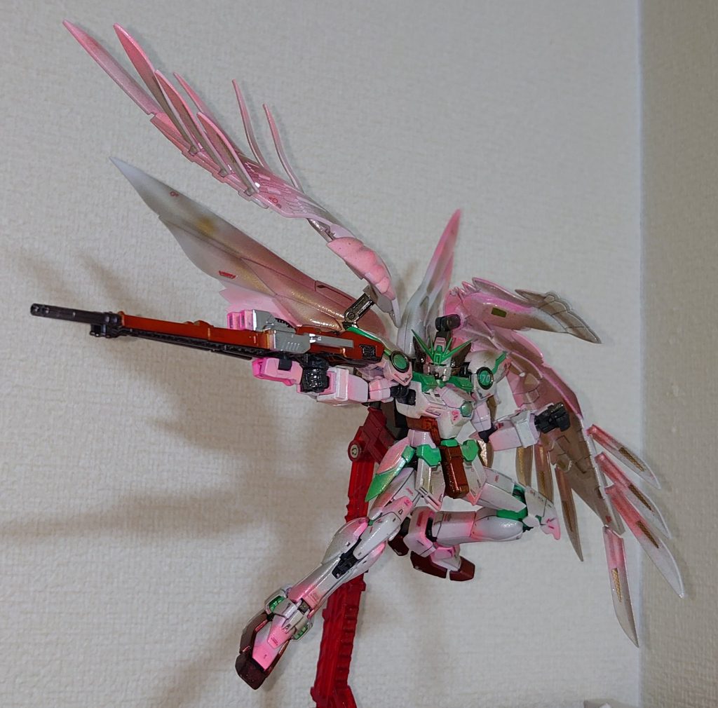 高機動翼の羽1枚1枚は全てドラグーンで名称は『フリューゲル』全374基搭載するが、全て射出すると機体の機動力が低下するために通常は数十基射出して使用する