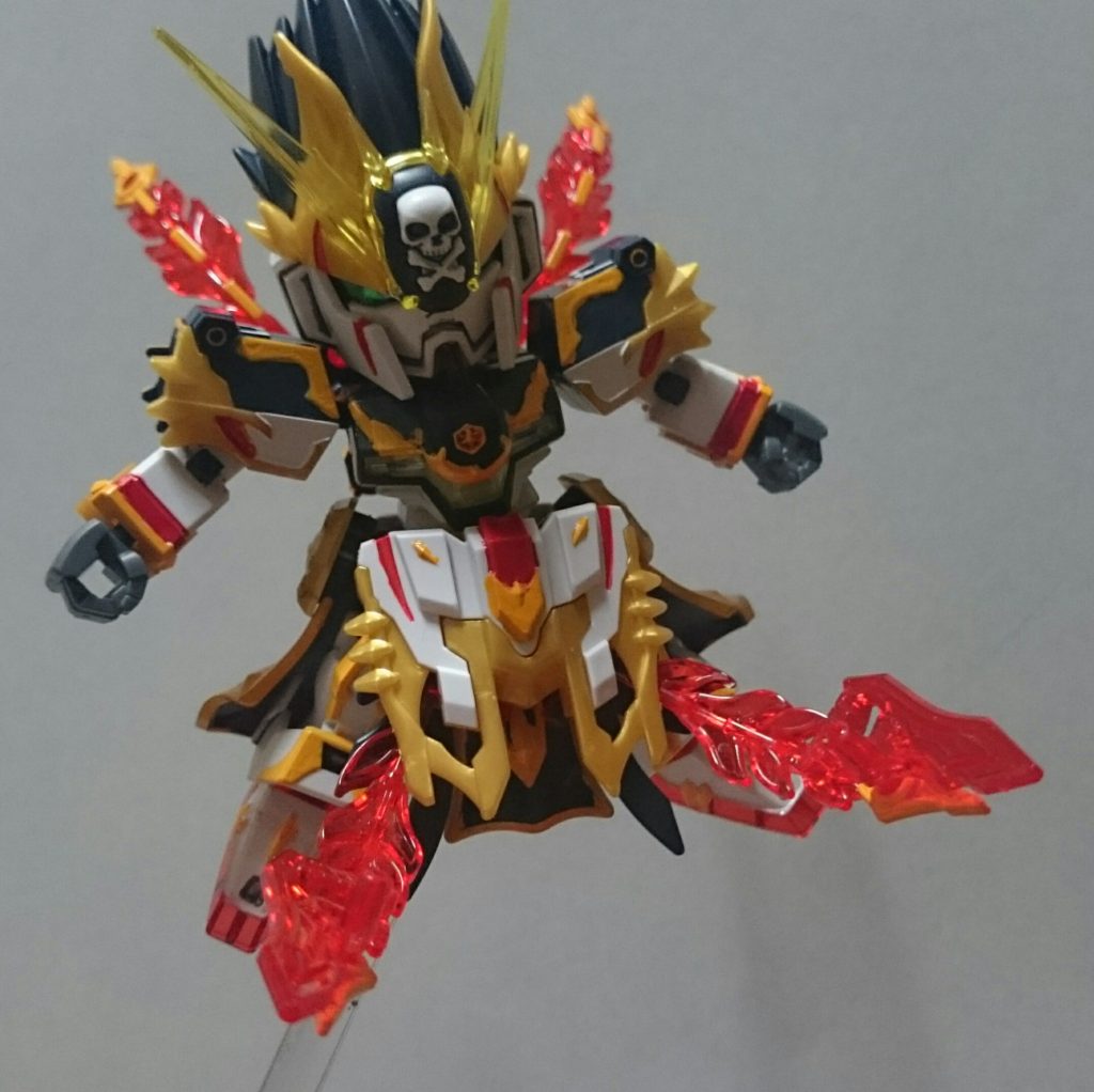 ・紅光明々腰の紅炎を背中のクリアパーツをエフェクトに放出する技モチーフはシザー・アンカーっスねちなみにクロスボーンのマスクギミックも搭載されてるっス