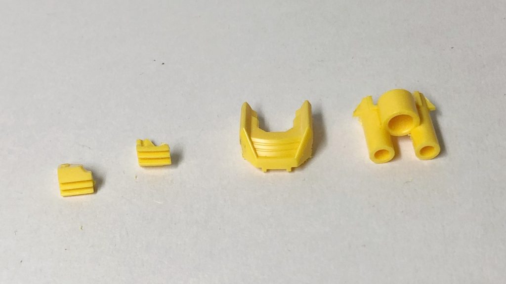 胸の合わせ目消しを行う場合は、後ハメ加工が出来るのならばそうしたい。上記のように分割、一番右のパーツを胸のパーツに組み込んで合わせ目消し。