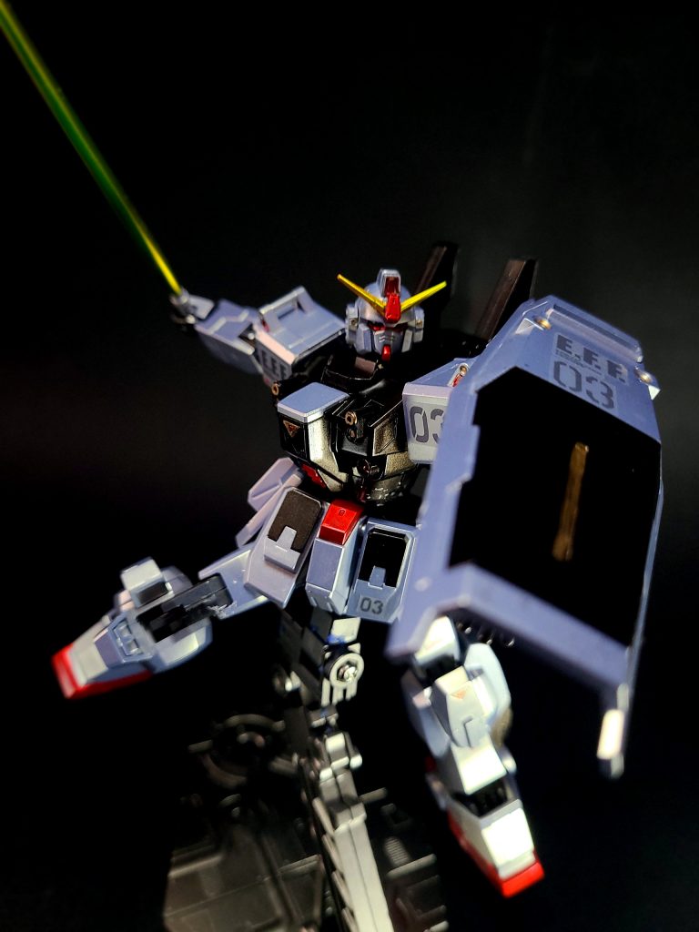 シールド2号機においてはジム・コマンド系のものと同型のシールドを採用する[46]。3号機においてはプロトタイプ機用のシールドをベースに、エッジ部分を改良したモデルが用意されている