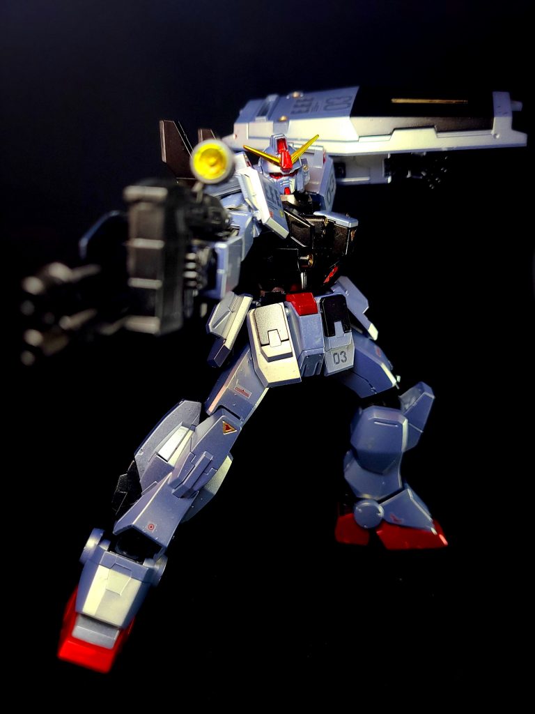 ブルーディスティニー3号機本来は2号機のパーツ取り用の予備機だったが、強奪された2号機の追撃任務を受け急遽実戦投入された[42][注 21]。2号機と基本仕様は同一であることから性能差はないが、宇宙用の機能が施されている。また、クルスト博士の手に渡る前に実戦投入されたことから、機体色は白基調のままとなった[42]。EXAMシステムには1号機と同様の時限リミッターが設定されており、システムは通常50%しか機能していない