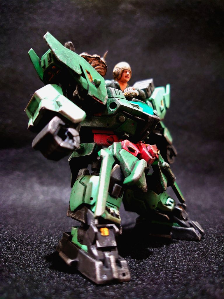 アースリィの換装するギミックを残すことができませんでしたが、陸戦型（密林部隊）をイメージしています！積載物をのせたい意欲にかられ、両肩＋バックパックにぽいぽい(*＾3＾)/～♡…バンドもせずに載せただけで、普通は落ちますね(笑)