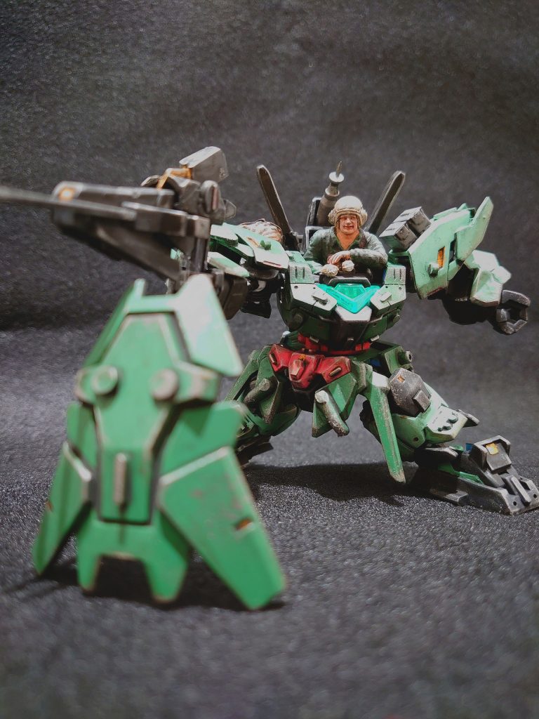 シールドの裏に、３ミリプラ棒を使いスタンド出来るようにして、バックパックの元々の羽をペタペタ(｡･ω･｡)ﾉ♡