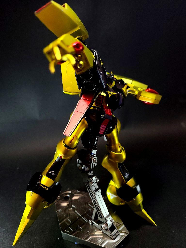 従来の熱核ロケット・エンジンに加え[22]、両肩に可動式の[23]熱核ジェット・エンジンを装備することにより[22][注 6]、これまでのMS単独による滞空時間の記録を大幅に更新するが[22]、航続距離には問題があったとも言われる[18][注 7]。なお、熱核ジェットをロケットに換装することで、宇宙空間での使用も可能となっており[19]、空間戦闘においても通常のMSを上回る加速性能を誇る