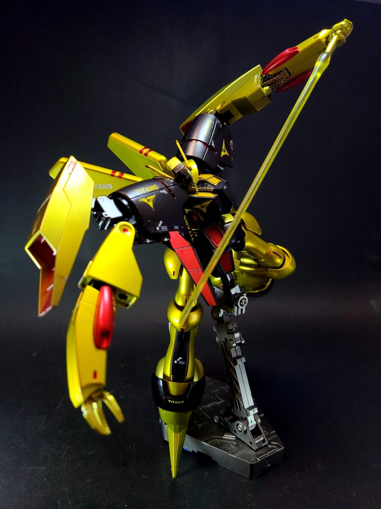 機体の軽量化と空力特性を追求しているが[22]、それによる問題点も多く、装甲は薄く[23]武装も少ない[24]。この点はティターンズでも問題視され、さらなる推力向上とともに武装の強化が検討されていたとする説もある[21]。また、脚部は事実上の着陸用ギアでしかないともいわれる[25]。量産はされなかったともいわれるが[23]、複数の機体が確認されている（「劇中での活躍」を参照）。標準塗装はダーク・グレーと薄紫を基調とし、一部が赤と黄色で塗り分けられている。