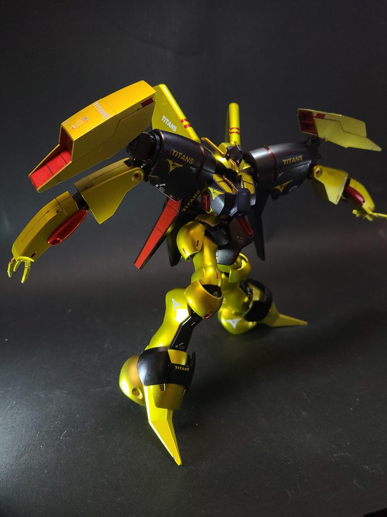 ビーム・サーベル上腕部の内側に1基ずつ収納されている。3本指のマニピュレーターで保持するため、柄の断面形状は三角形となっている[23]。なお、本機の格闘戦能力については評価が二分している